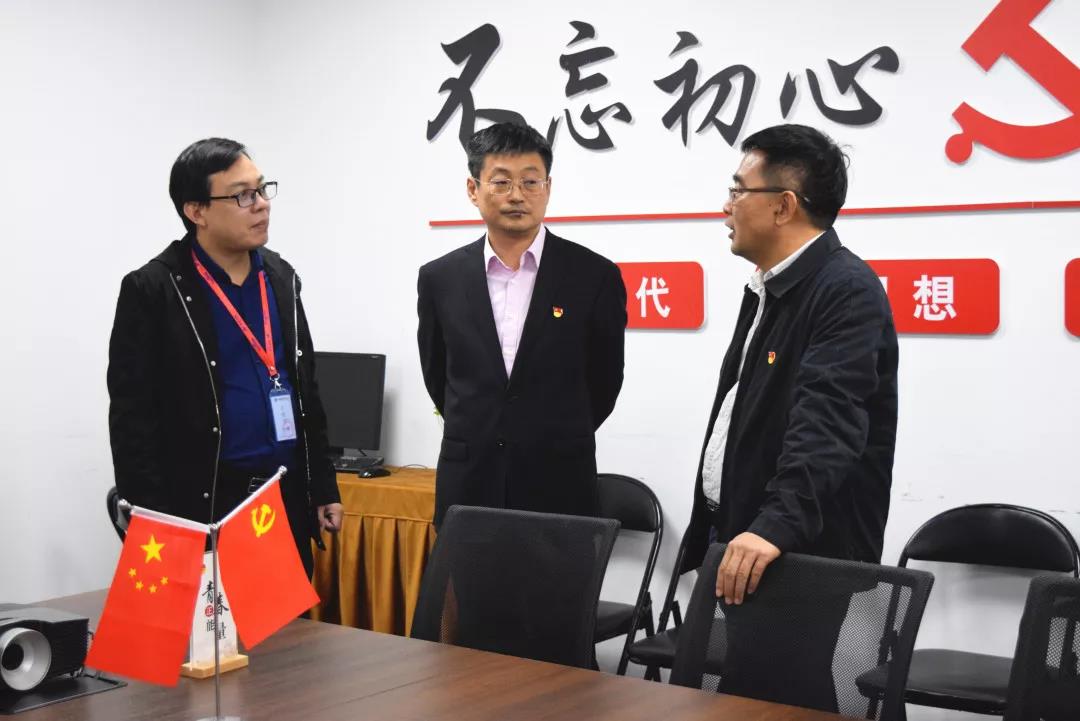 中共安陽(yáng)市委網(wǎng)信辦主任路玉軍、副主任王曉萌等一行人蒞臨安陽(yáng)青峰網(wǎng)絡(luò)指導(dǎo)工作